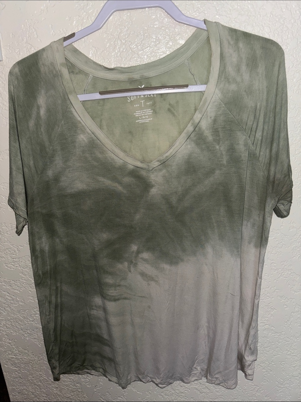 American Eagle Outfitters Green Ombre V-Neck Short Sleeve Tee